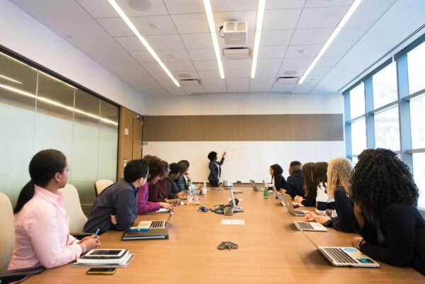 58. Crafting a Resilient Sales Team That Thrives Amid Economic Changes group of people discussing